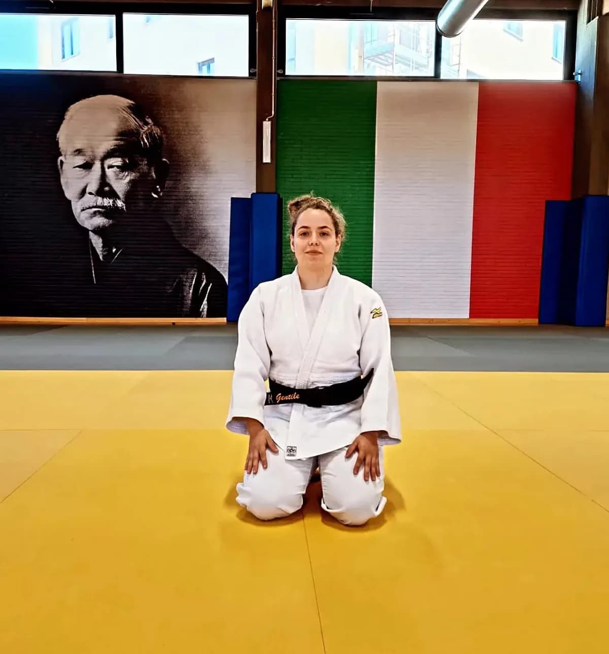 Alessandra Gentile in judogi e cintura nera, seduta in seiza sul tatami